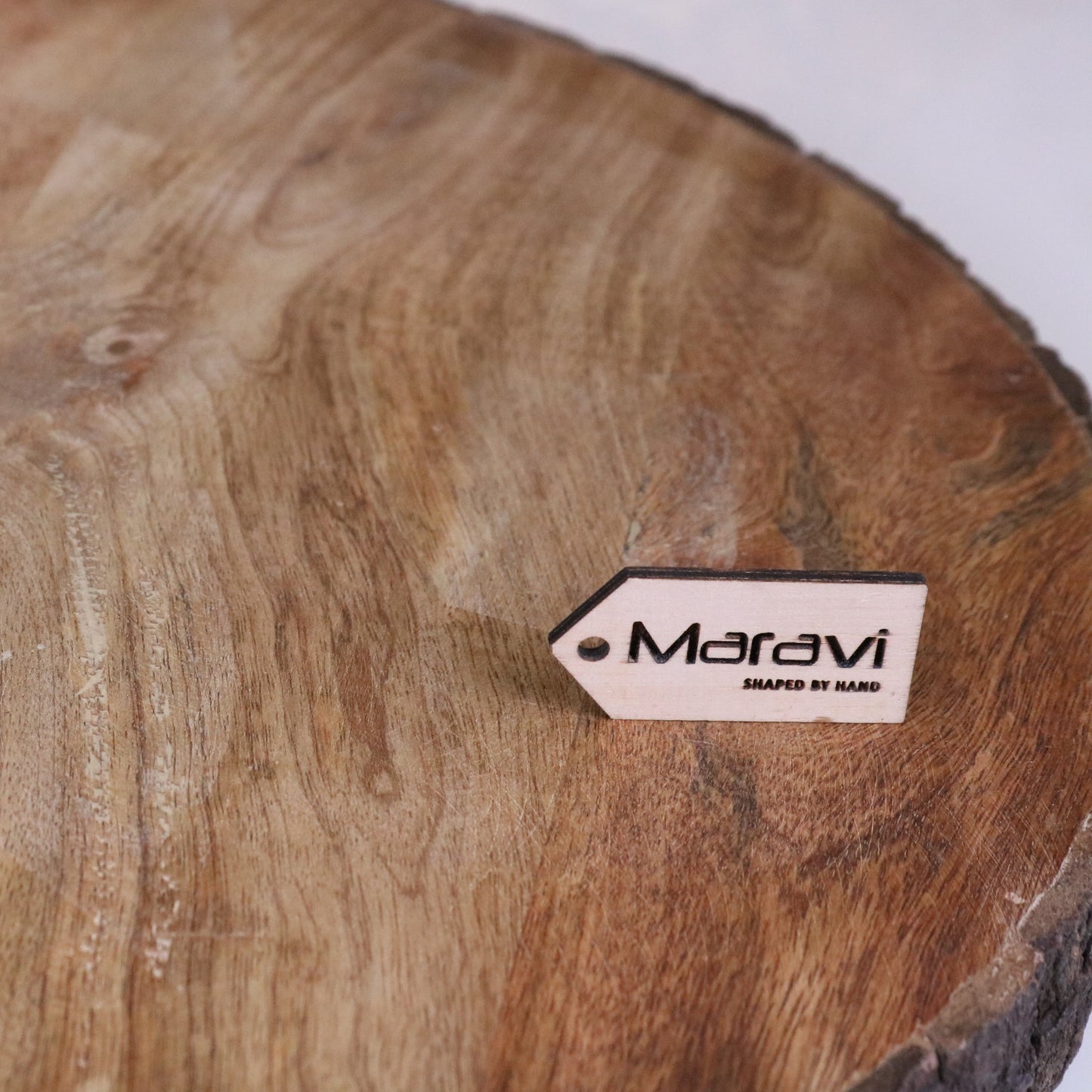 Bhimra Round Wooden Chopping Board Bark Edge 42cm - Closeup of Wood Grain
