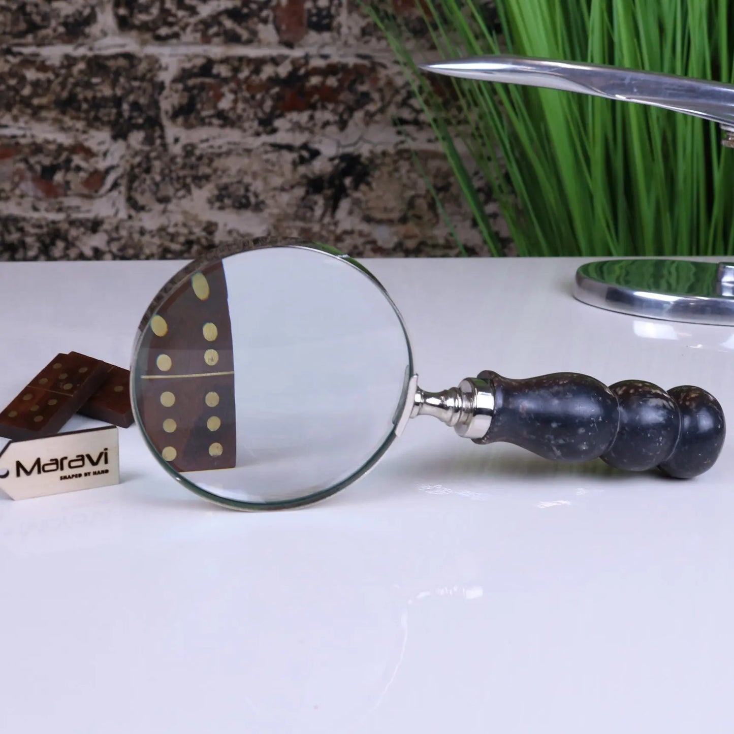 Gora Reading Magnifying Glass 10cm Soapstone Handle - Showing Magnification
