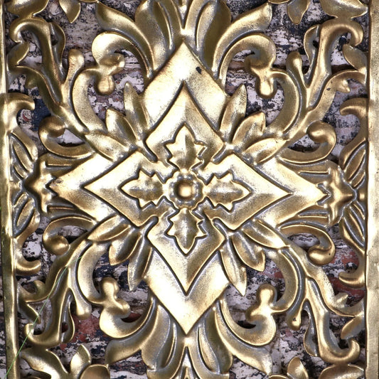 Talwara Filigree Gold Wall Art - Closeup of Centre Point