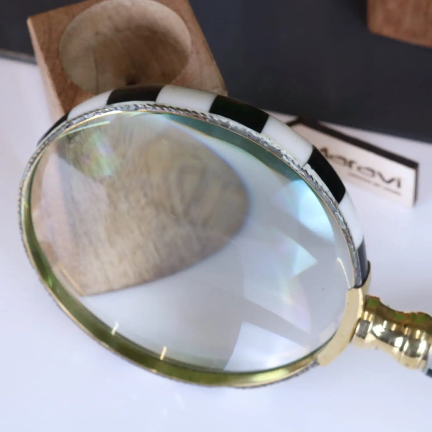 Jaintia Magnifying Glass Humbug Vintage Style - Closeup of Glass Rim