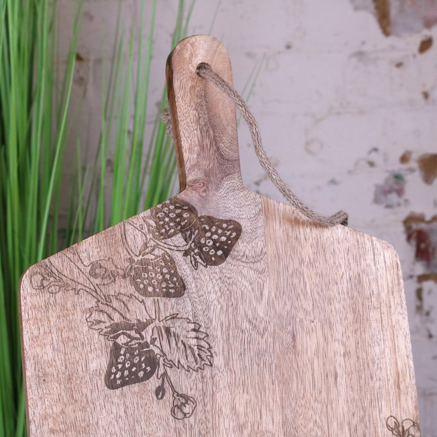 Thaniya Mango Wood Chopping Board Strawberry Design - Closeup of Handle