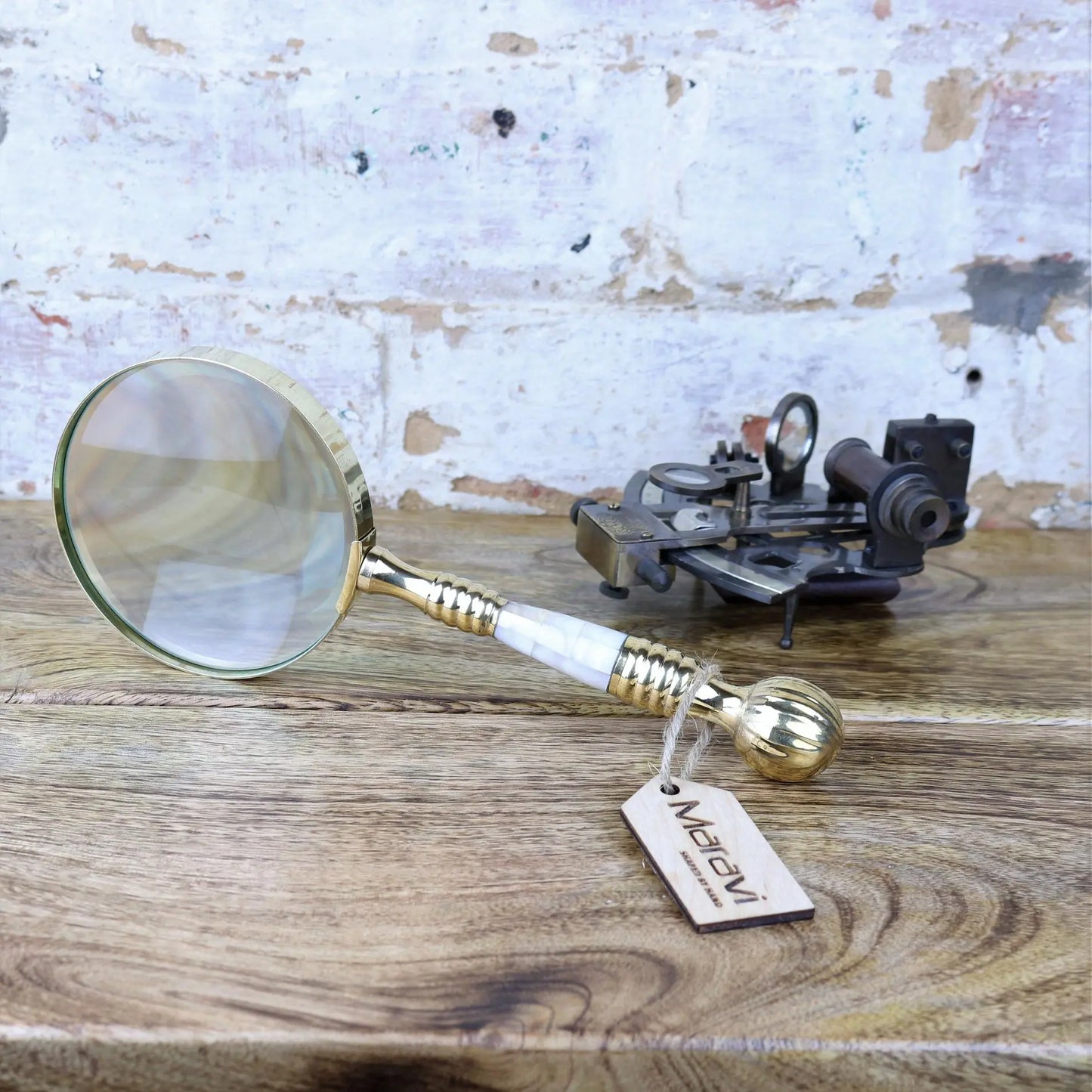 Barauna Brass Reading Magnifying Glass 10cm Main Image