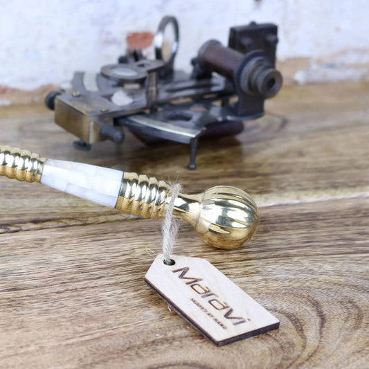 Barauna Brass Reading Magnifying Glass 10cm Handle Closeup