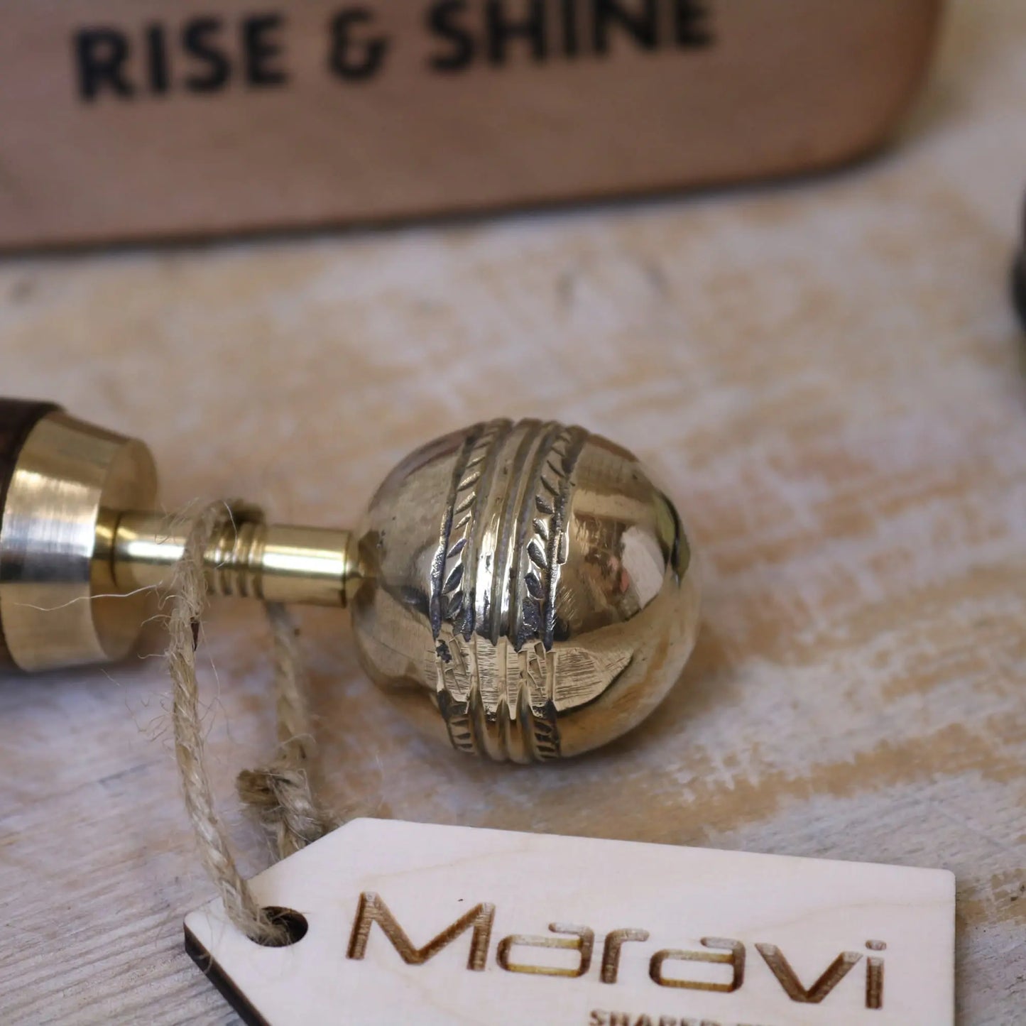 Kalanka Long Shoe Horn Wooden Brass - Cricket Design Closeup