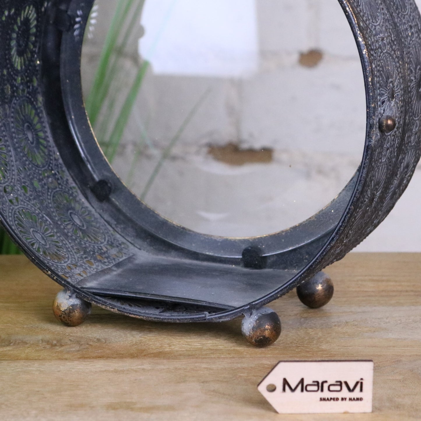 Devra Vintage Style Round Lantern - Closeup of Base