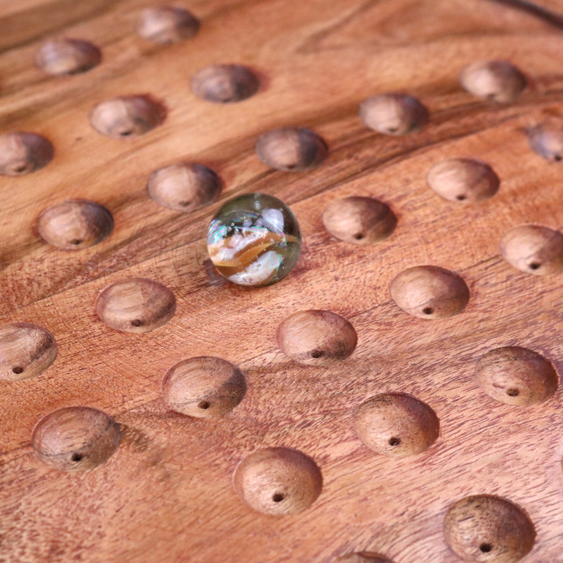 Dinod Large Wooden Solitaire Board Game Set Teak Colour - Closeup of Marble in the Centre of Board