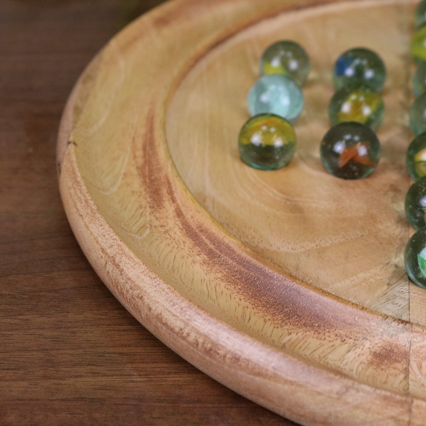 Dinod Large Wooden Solitaire Board Game Set - Closeup of Edge