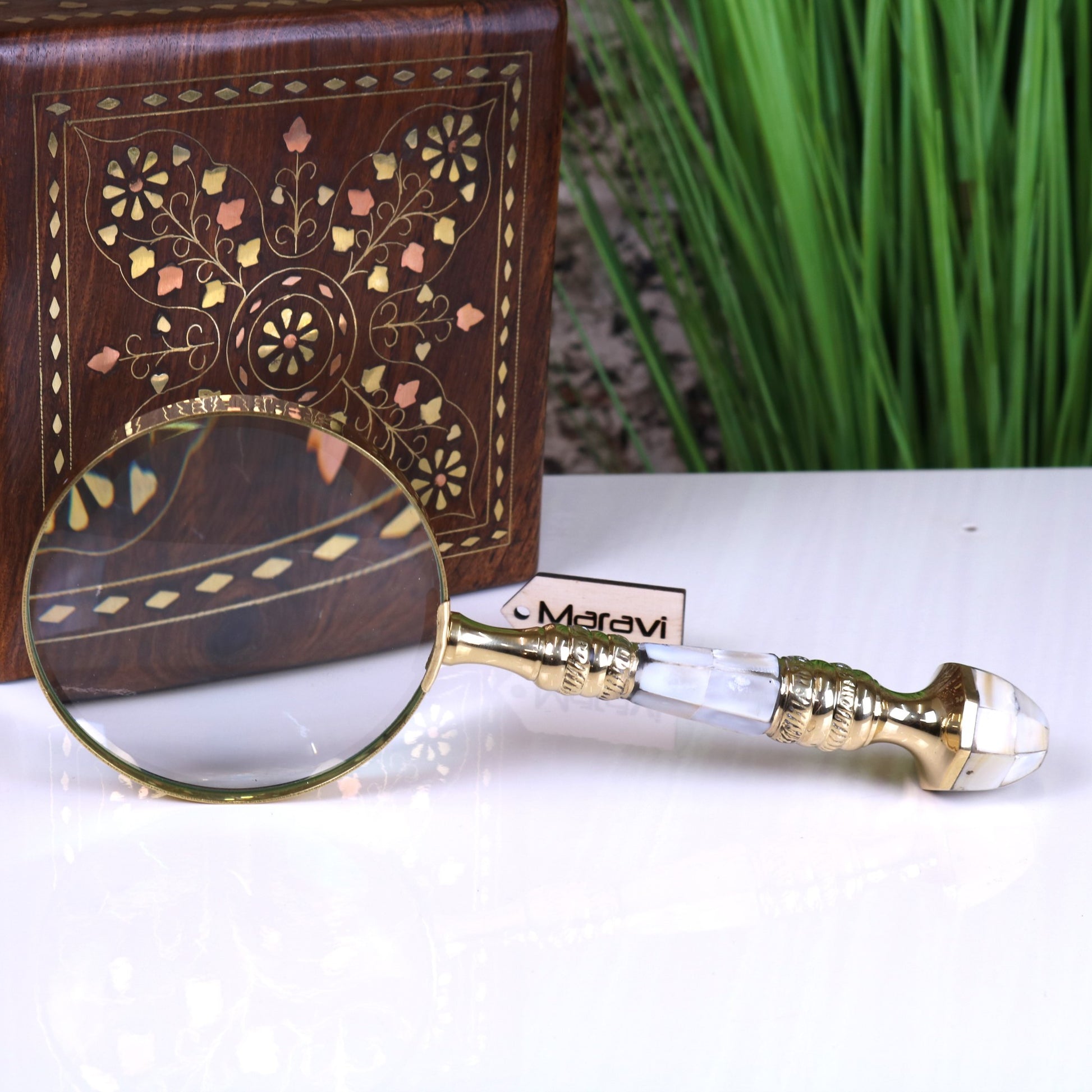 Yala Reading Magnifying Glass 10cm Mother of Pearl Brass Handle - Showing Magnification