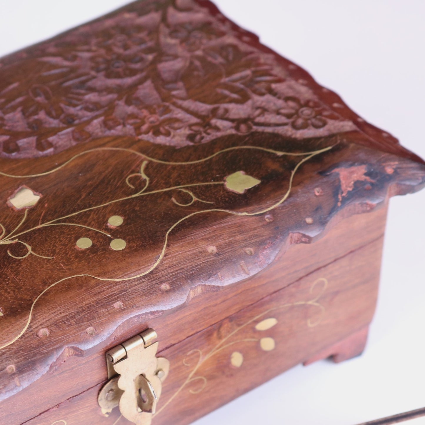 Bori Small Wooden Jewellery Box Vintage Style - Closeup of Scalloped Edge