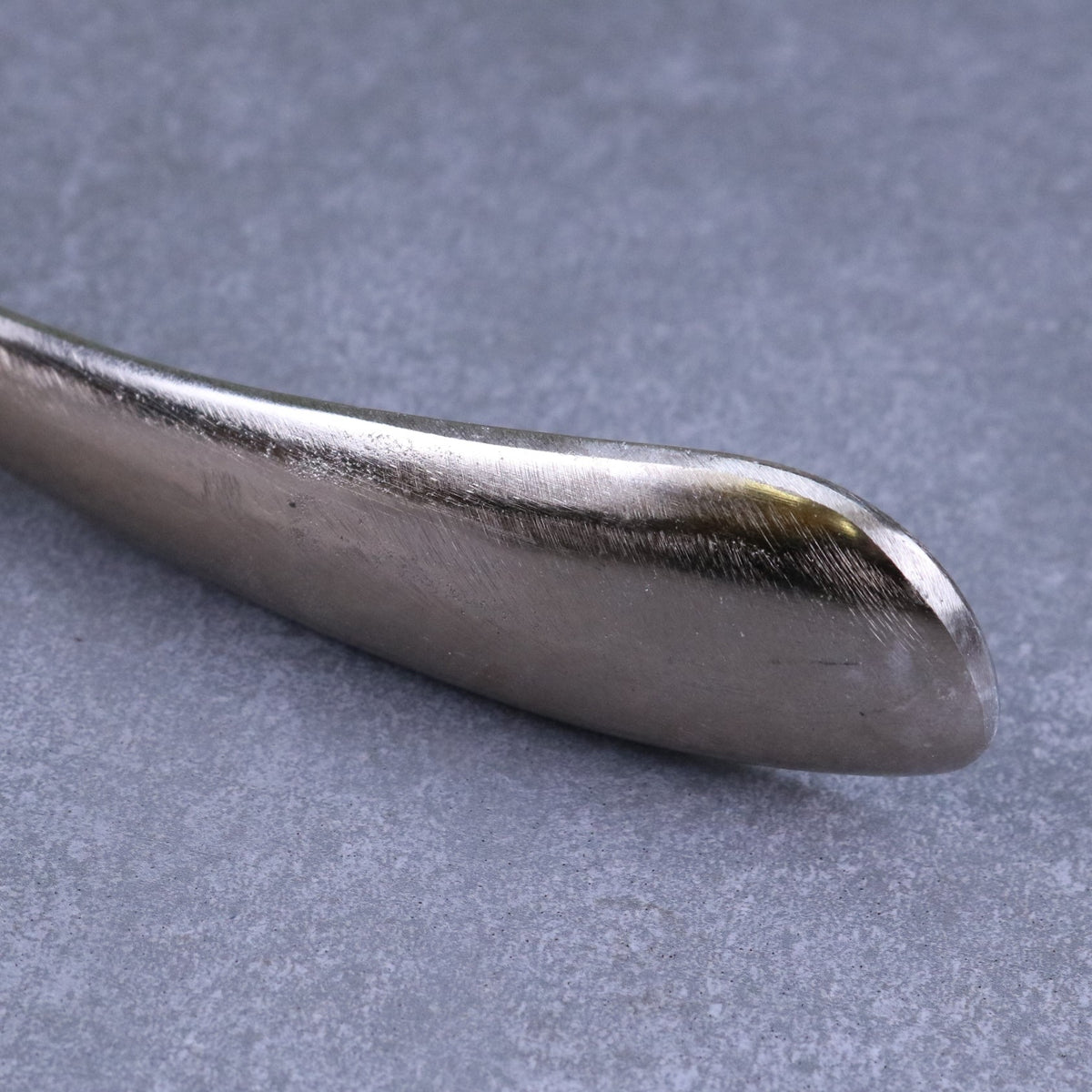 Kaisa Dog Head Antique Style Shoe Horn Antique Gold - Closeup of Shoe Horn Part