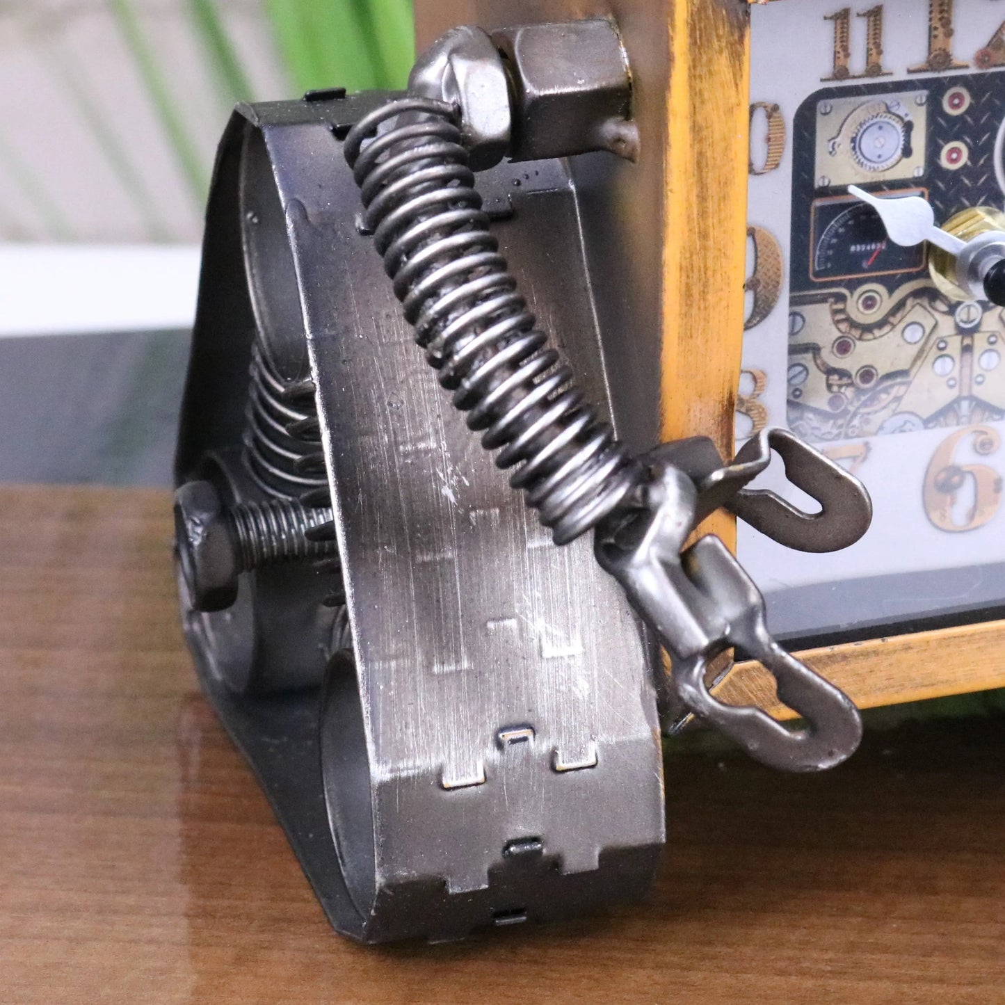 Lareta Robot Desk Clock - Closeup of Arm