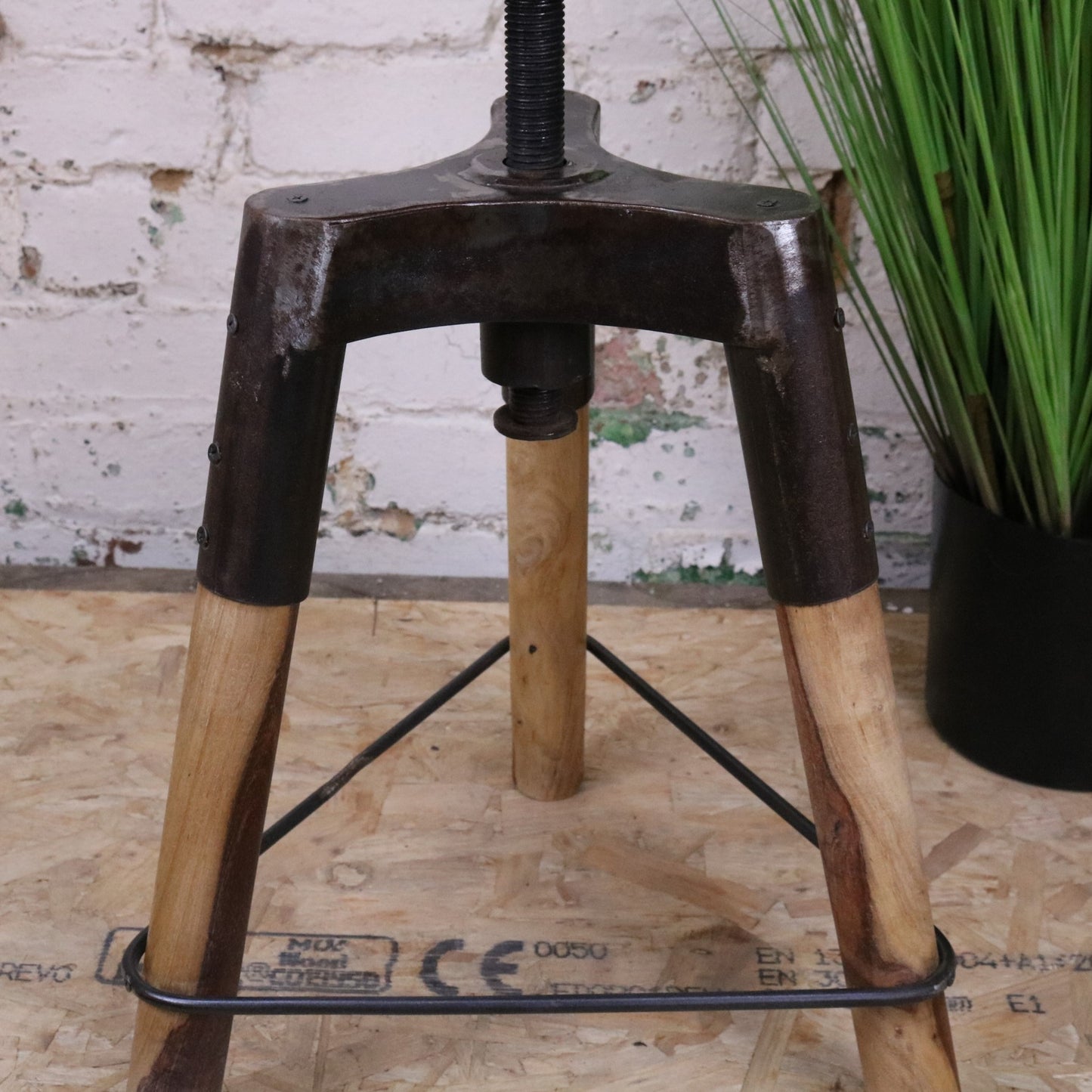 Raveta Adjustable Industrial Stool - Closeup of Legs