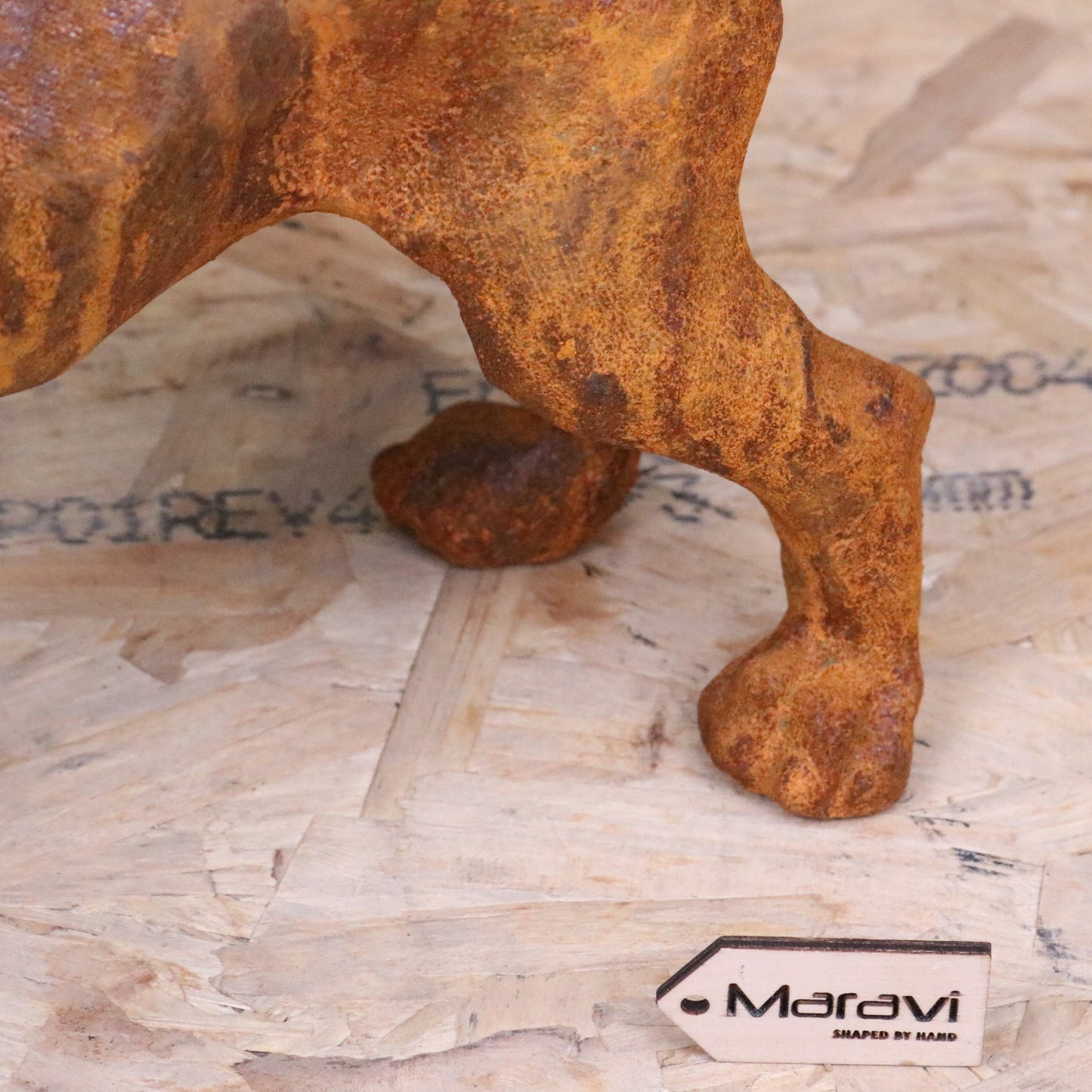 Rusty Dog Garden Ornament 32cm - Closeup of Leg