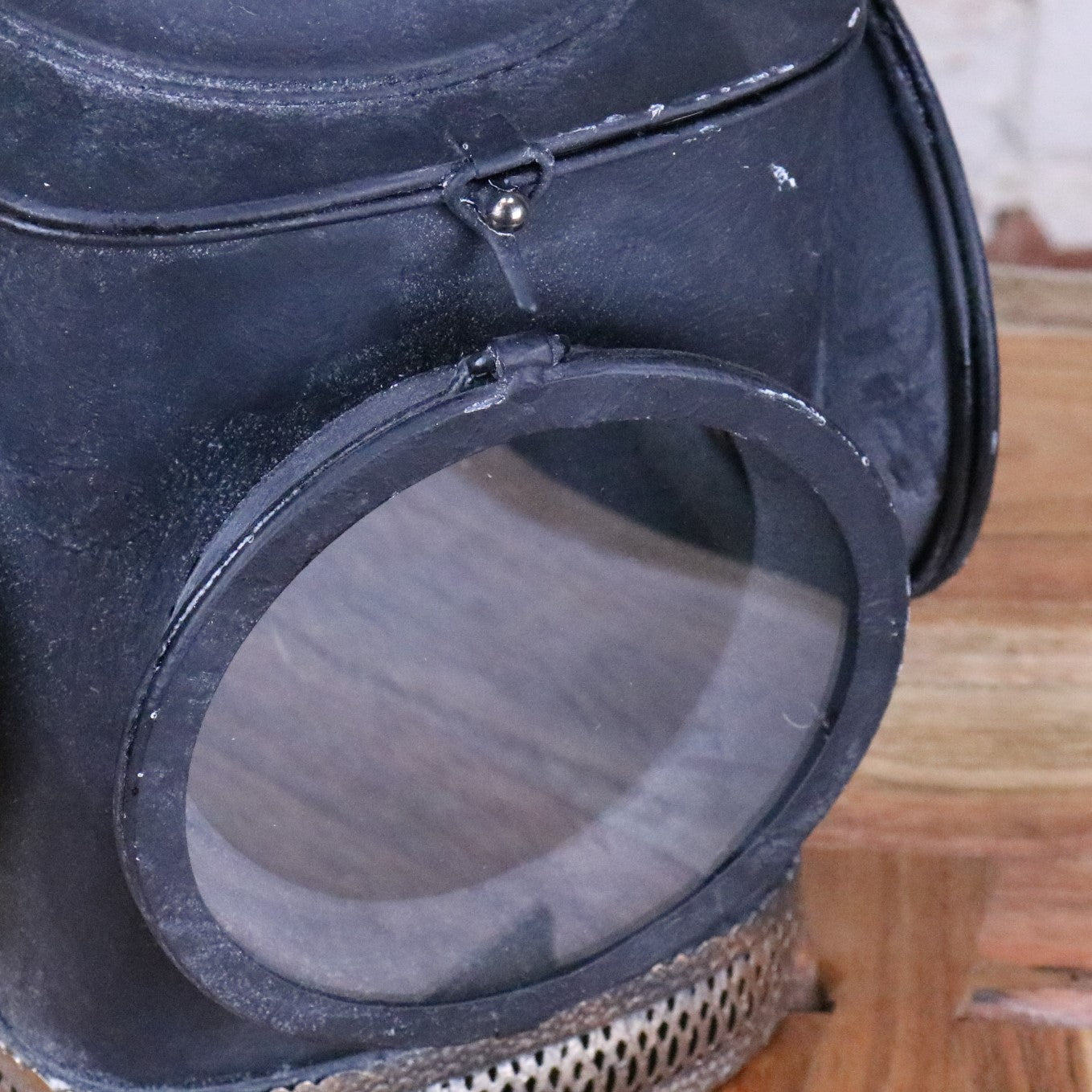 Virani Vintage Style Railway Lantern - Closeup of Lid Catch