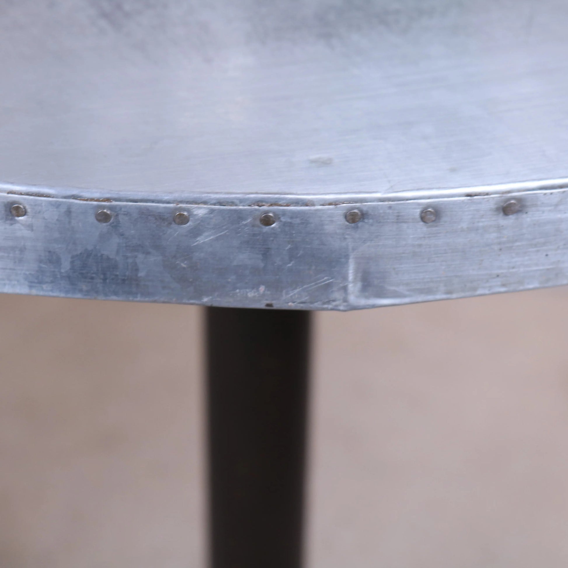 Hatra Industrial Style Metal Side Table Closeup of Table Edge