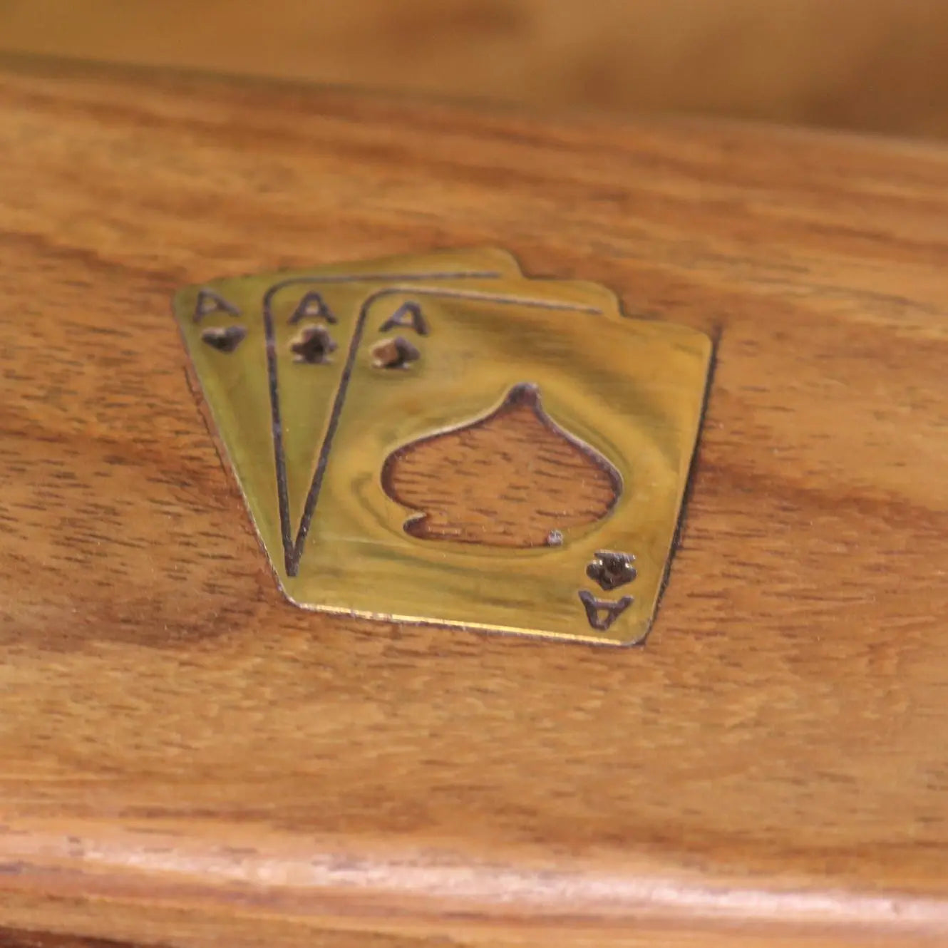 Boda Sheesham Wood Bridge Game Set - Closeup of Emblem