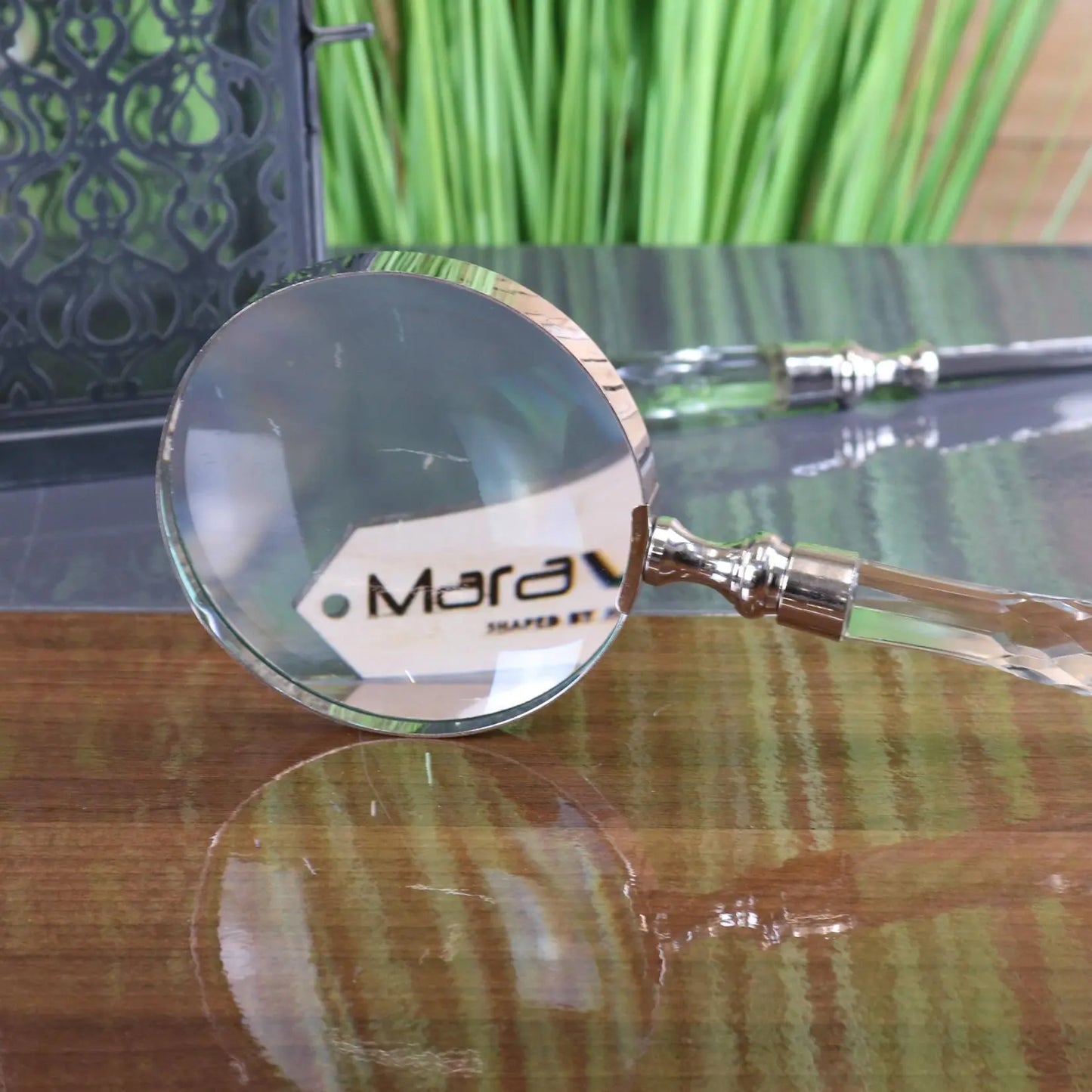 Tepun Glass Diamond Magnifying Glass - Showing Magnification